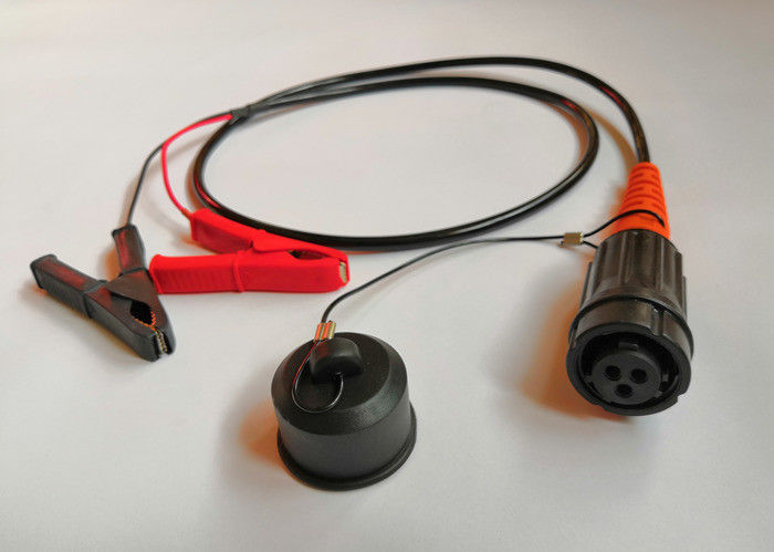 コネクターおよび対応するパネルのコネクターが付いている電池ケーブル。